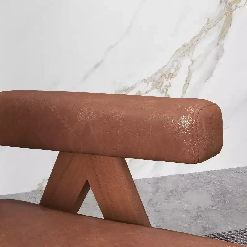 Chaise en bois rembourrée avec accoudoirs