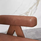 Chaise en bois rembourrée avec accoudoirs