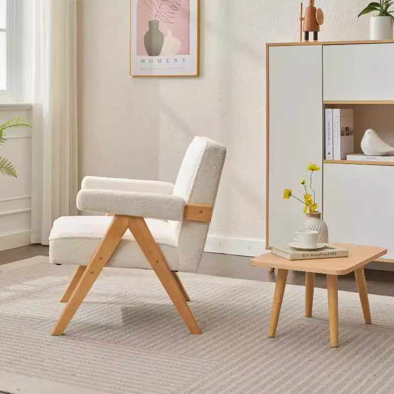 Chaise en bois rembourrée avec accoudoirs