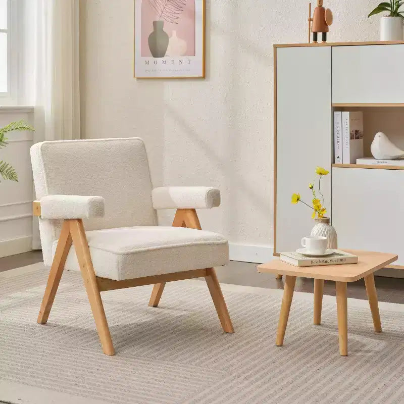 Chaise en bois rembourrée avec accoudoirs