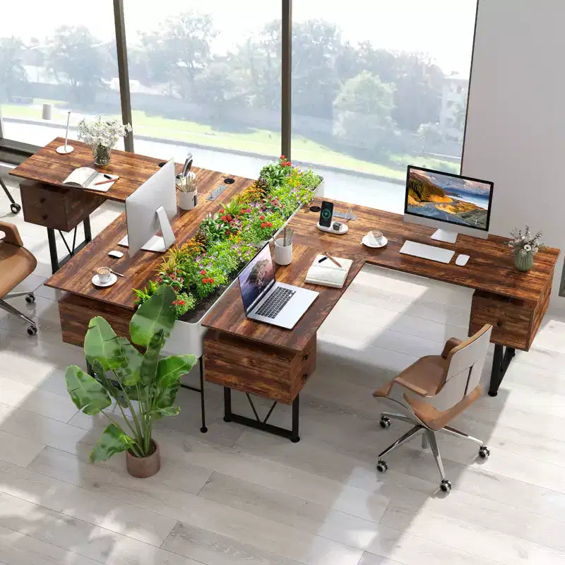 Bureau d'ordinateur en L de 150 cm avec prises électriques et 3 tiroirs de rangement, poste de travail informatique industriel avec cadre en métal robuste, marron rustique